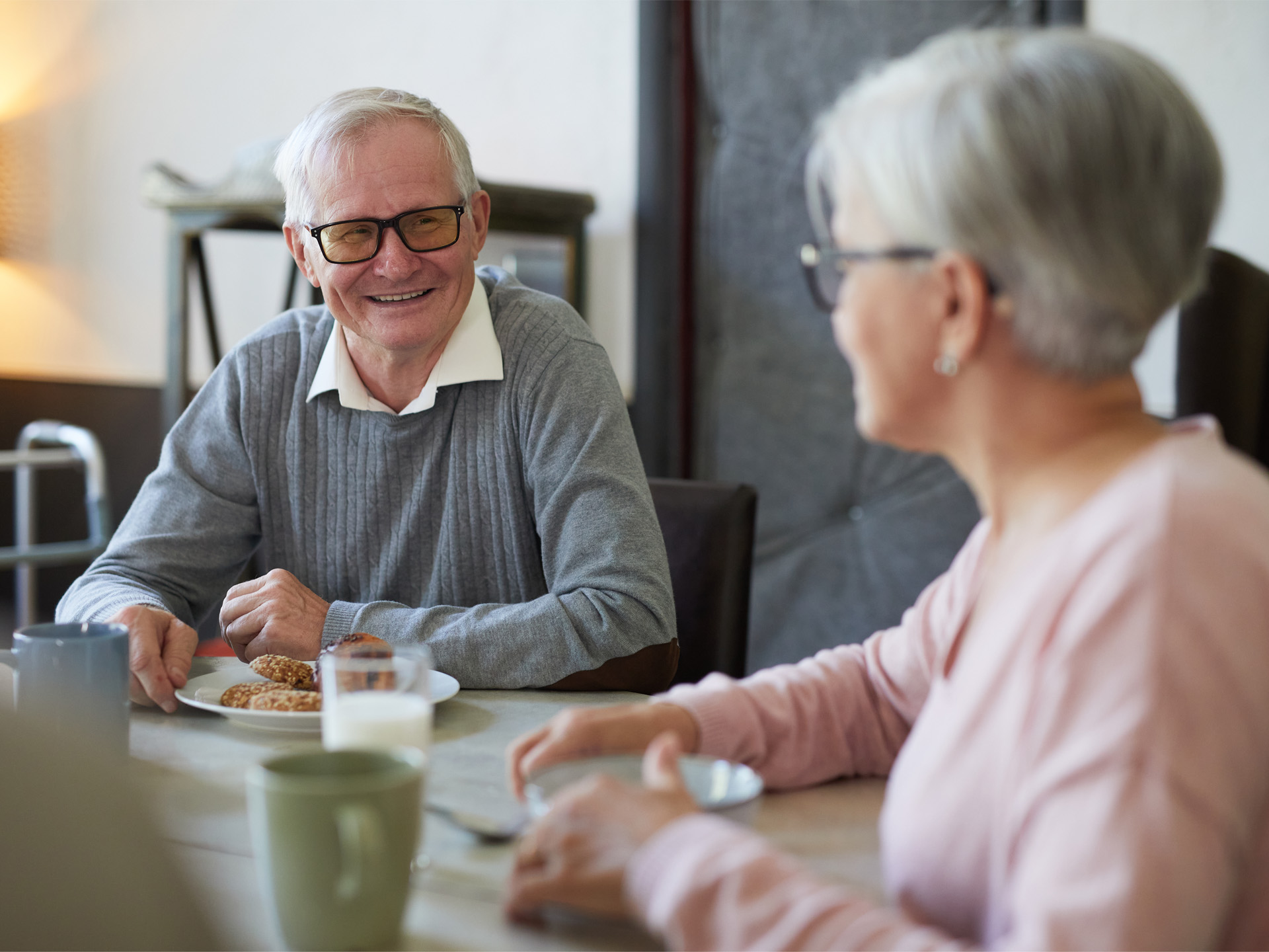 Besuch, älteres Ehepaar, Kaffee und Kuchen